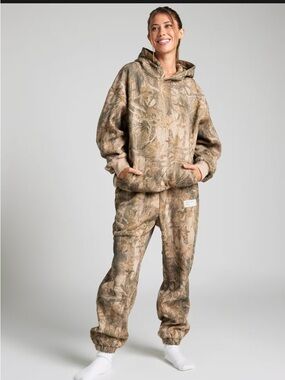 Comfrt Women's Camo Fleece Jogger Pants and hoodie set - Beige Brown small